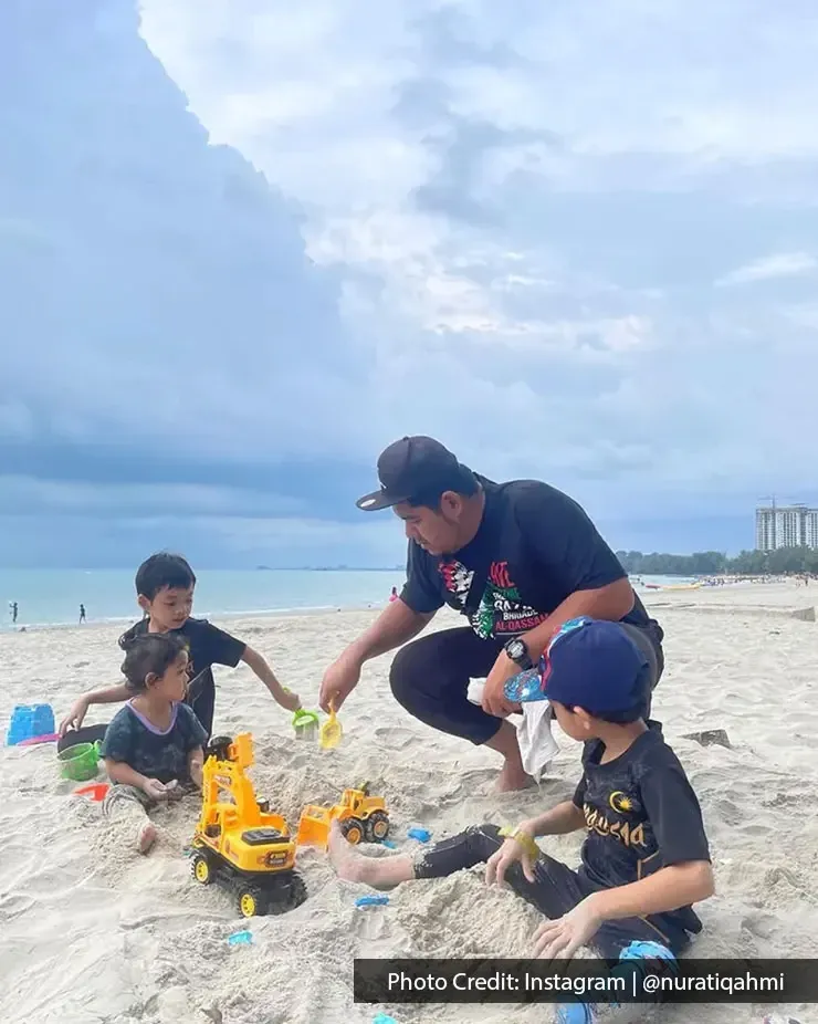 Kanak-kanak bermain pasir bersama orang dewasa menggunakan mainan lori di tepi pantai - Lexis Hibiscus Port Dickson