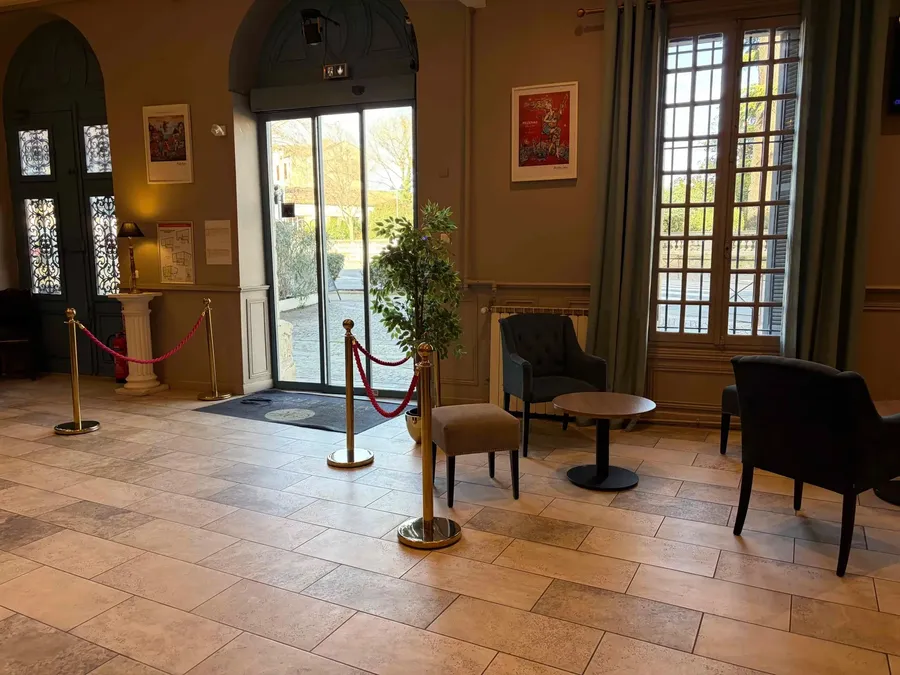 Entrée élégante du Grand Hôtel Molière avec mobilier luxueux et décoration artistique.