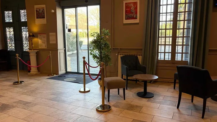 Entrée élégante du Grand Hôtel Molière avec mobilier luxueux et décoration artistique.