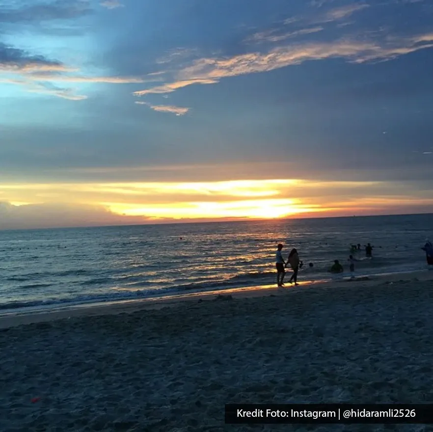 Pemandangan matahari terbenam di pantai Port Dickson.