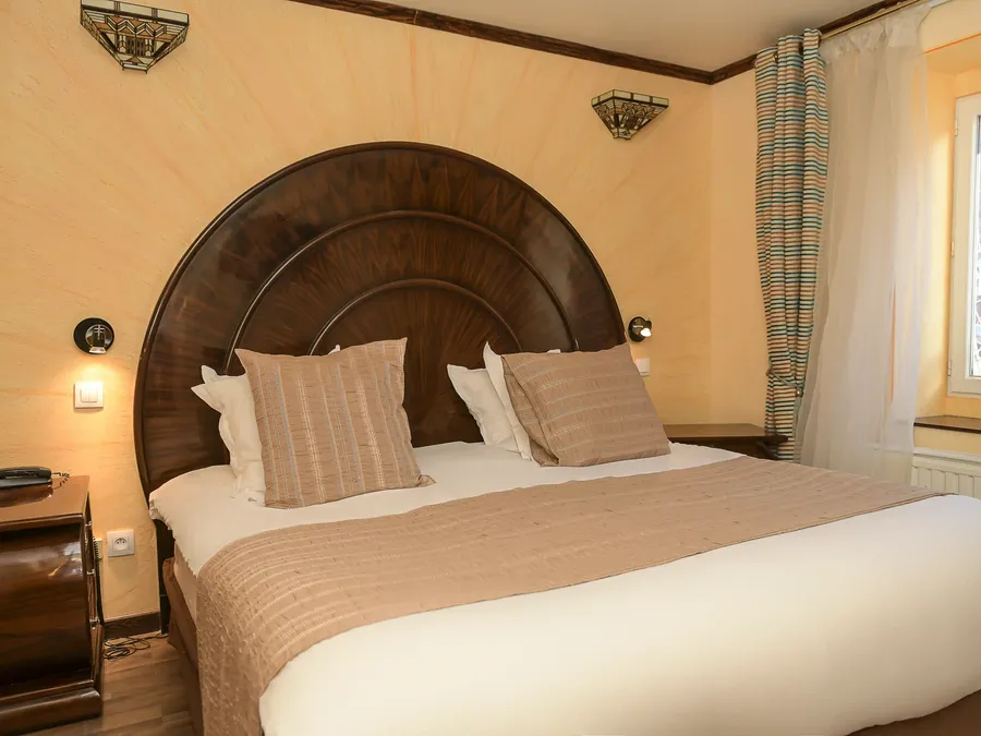 Chambre confortable avec lit et décoration élégante à l'Hôtel Villa Aultia à Ault.