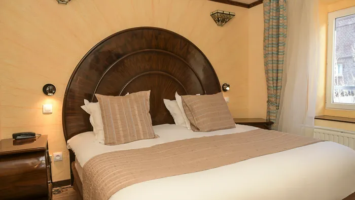 Chambre élégante avec lit grand et décoration chaleureuse à Hôtel Villa Aultia