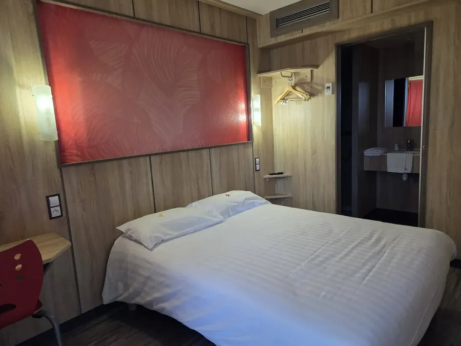 Chambre double standard propre et moderne avec salle de bain à l'Hôtel Aurillac Aéroport à Aurillac.