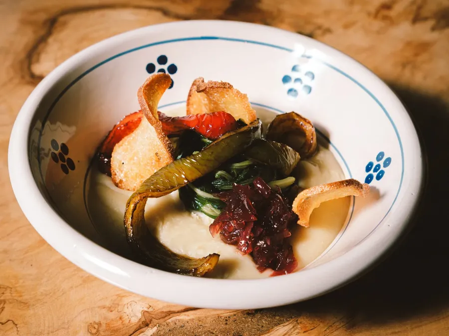 Bol de légumes et fromage crémeux avec décorations à Masseria Stali.