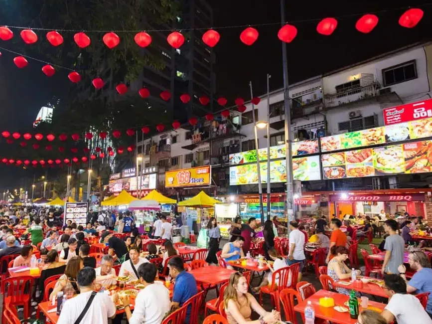 Bukit Bintang nightlife with eateries in crowded Jalan Alor near Imperial Lexis Kuala Lumpur - Imperial Lexis Kuala Lumpur