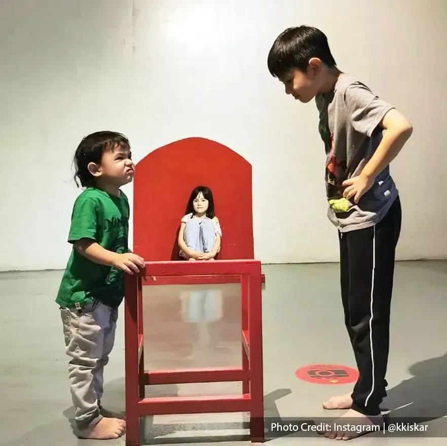 Animation themes in 3D art gallery with a doll