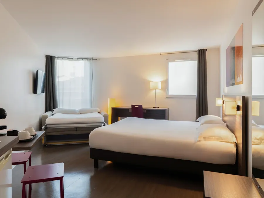 Quadruple studio room with two beds at Appart’Hôtel Hévéa in Valence.