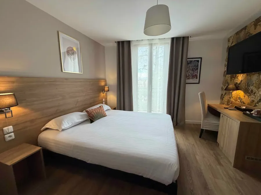 Chambre familiale moderne et élégante avec grand lit et vue sur la ville à Le Grand Hôtel Molière, Pézenas.