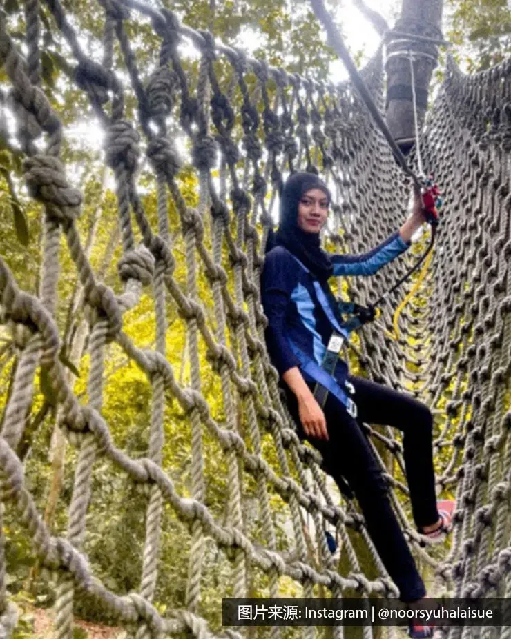 一名女子在槟城ESCAPE冒险主题乐园的障碍课程中拍照 - 槟城丽昇豪华酒店