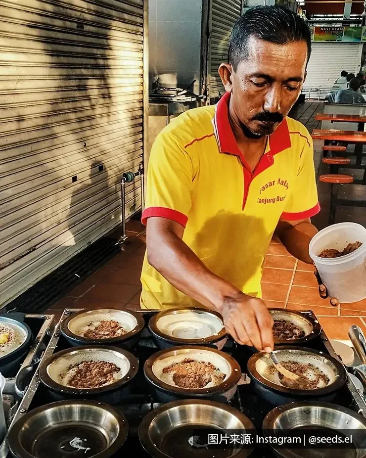 一名小贩在 丹绒武雅夜市 - 槟城丽昇豪华酒店