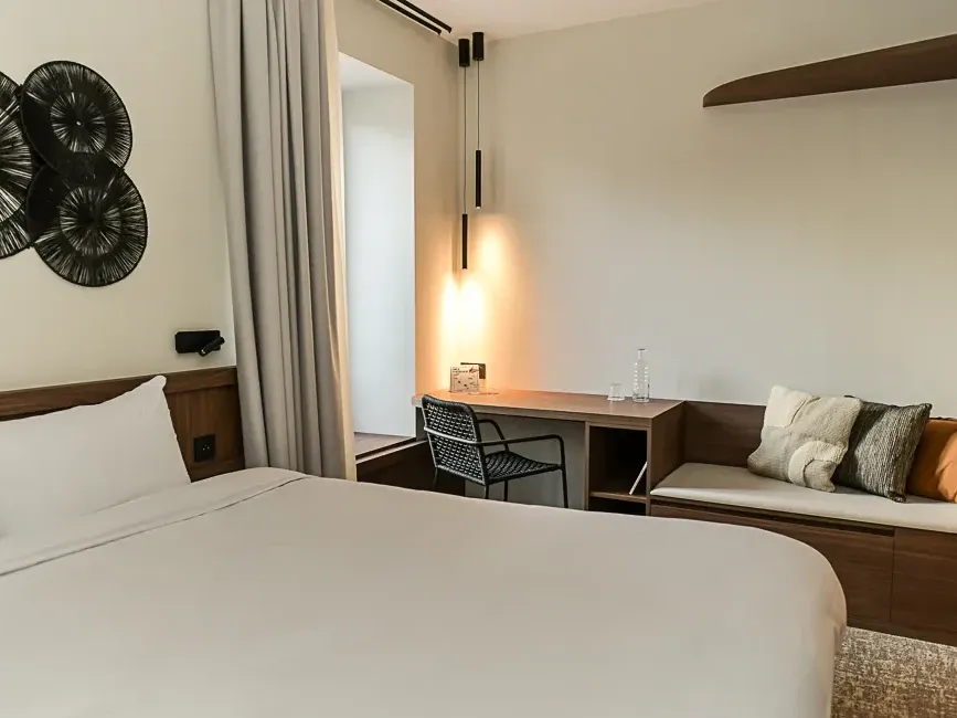 Chambre Standard élégante avec lit double et espace de travail à Hôtel Rivella à Clisson.