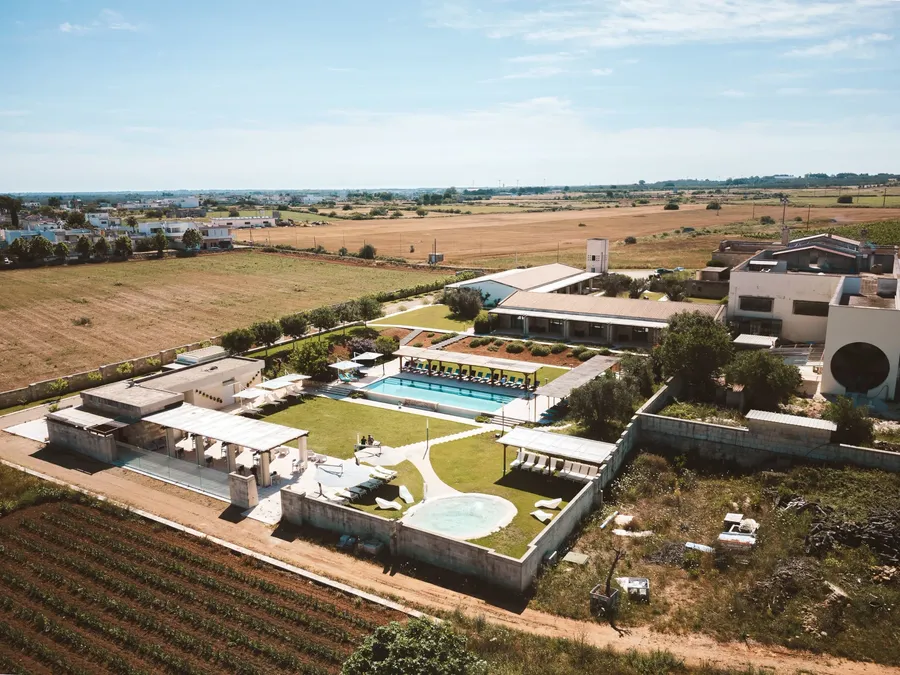 Vue aérienne de la Masseria Stali avec piscine et paysage rural.