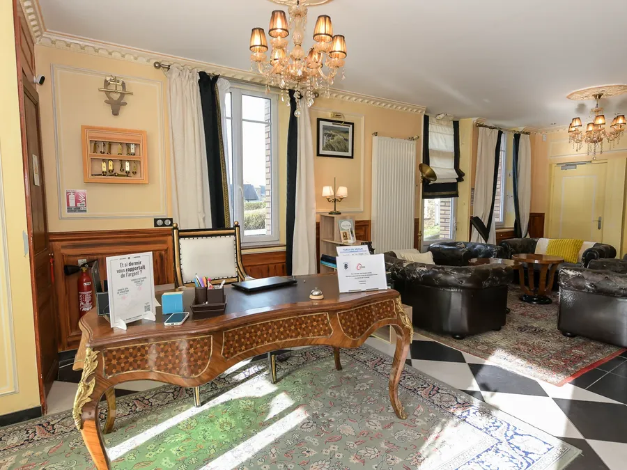 Salon élégant avec bureau et canapés chez Hôtel Villa Aultia