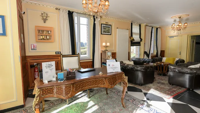 Salon élégant avec bureau et canapés chez Hôtel Villa Aultia