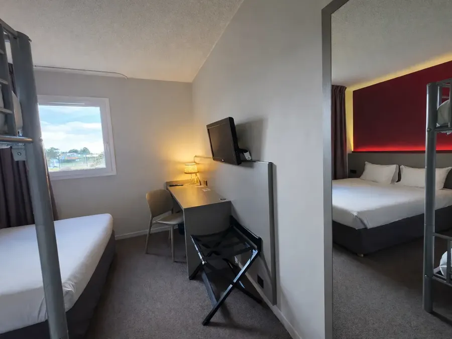 Chambre familiale quadruple avec lits superposés et bureau à Hotel Les Bruyères à Castets.