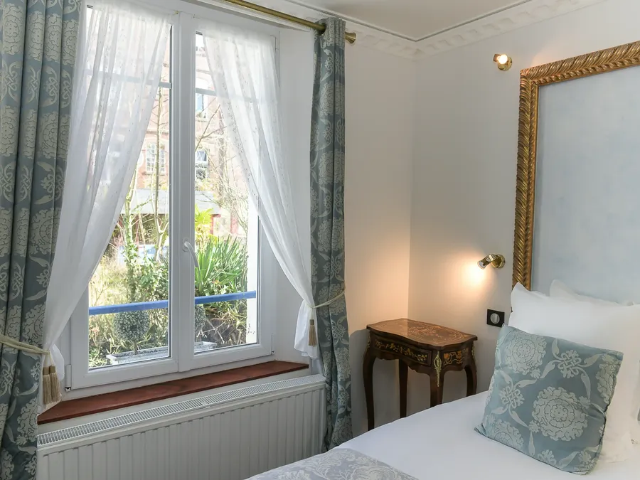 Chambre Excellence élégante avec vue sur le jardin à l'Hôtel Villa Aultia à Ault.
