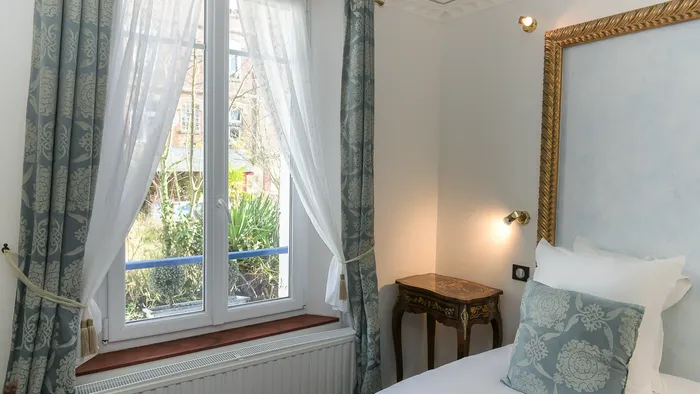 Chambre élégante avec vue sur le jardin et décoration raffinée à Hôtel Villa Aultia.