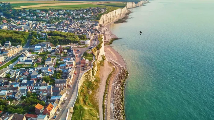 Vue aérienne d'Ault avec falaises, plage et océan à l'Hôtel Villa Aultia.