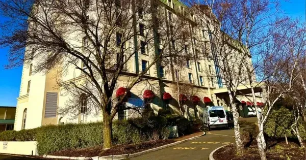 Exterior view of Hotel Grand Chancellor Launceston on a sunny day