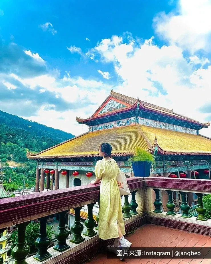 一名身穿黄色连衣裙的女子在极乐寺 - 槟城丽昇豪华酒店