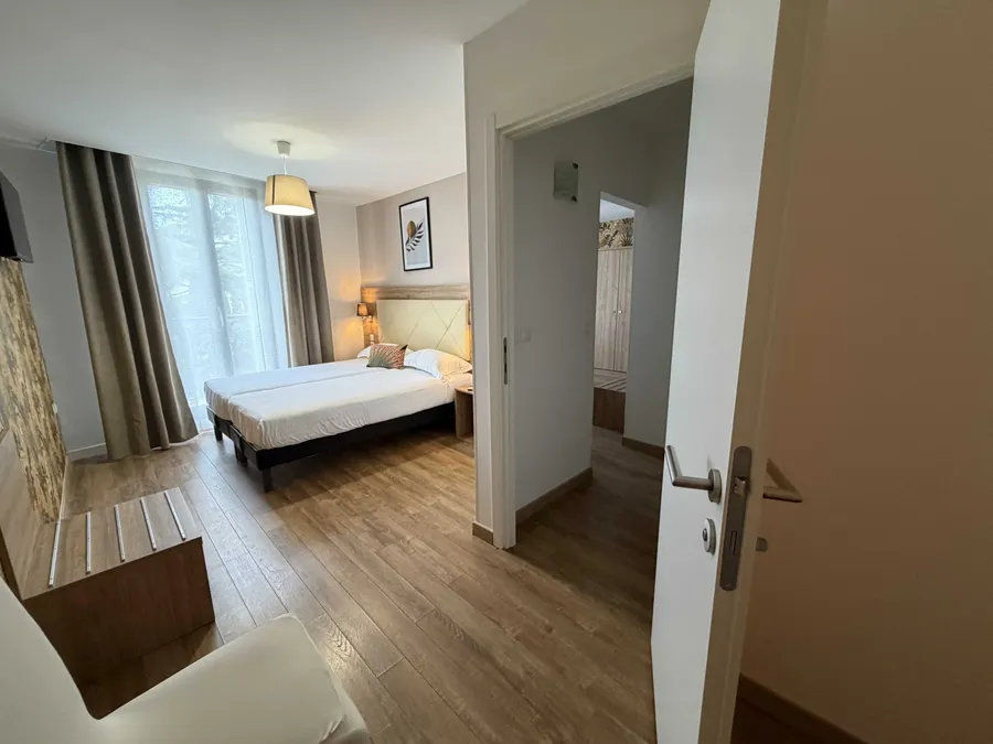 Chambre familiale spacieuse et élégante au Grand Hôtel Molière à Pézenas.