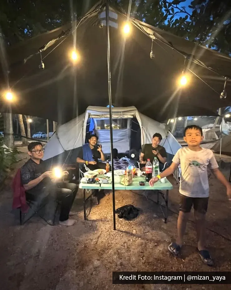 Keluarga berkhemah pada waktu malam di Seri Ratu Campsite.