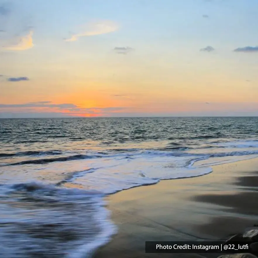 Pemandangan matahari terbenam indah di pantai dengan ombak lembut menyapu pasir - Lexis Hibiscus Port Dickson
