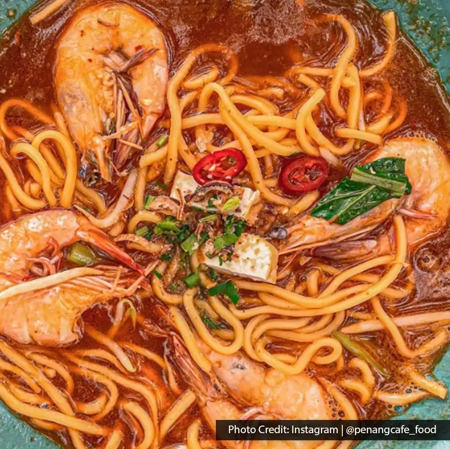 Bowl of Pak Tam Mee Udang featuring fresh prawns in savory broth
