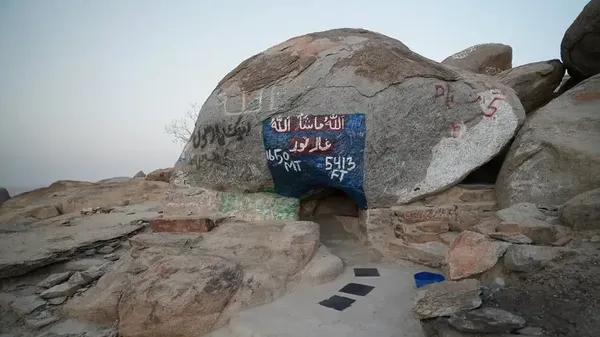 Extérieur de la grotte historique de Jabal Thawr, située sur une montagne rocheuse et ornée d'inscriptions peintes, près de Saja, par Warwick Makkah