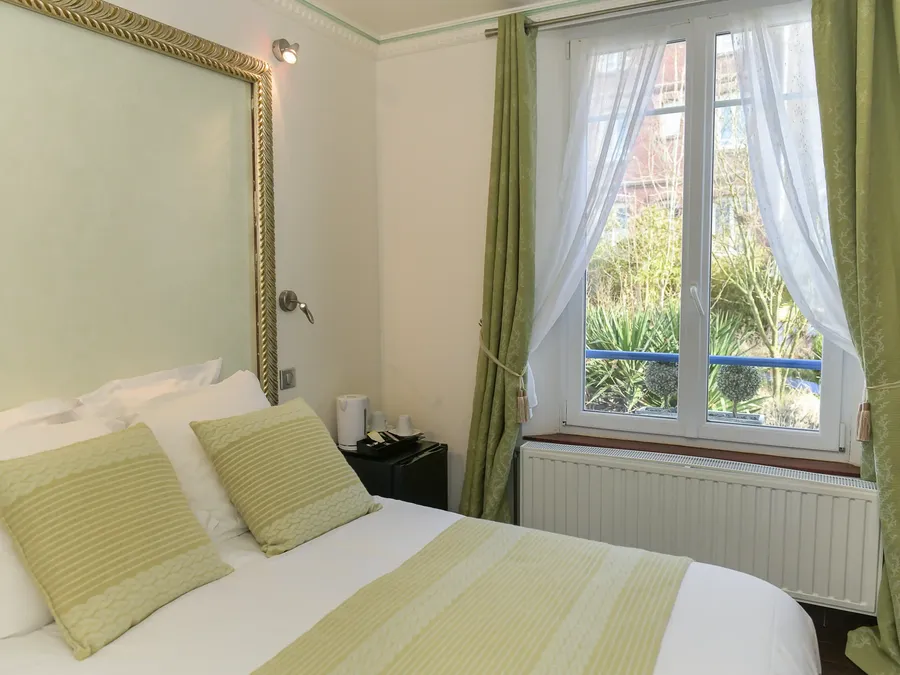 Chambre Confort élégante avec vue sur le jardin à Hôtel Villa Aultia, Ault.