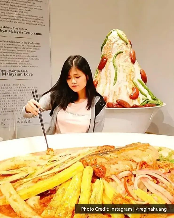 Oversized Malaysian laksa and ais kacang food display at Wonderfood Museum – Lexis Suites Penang