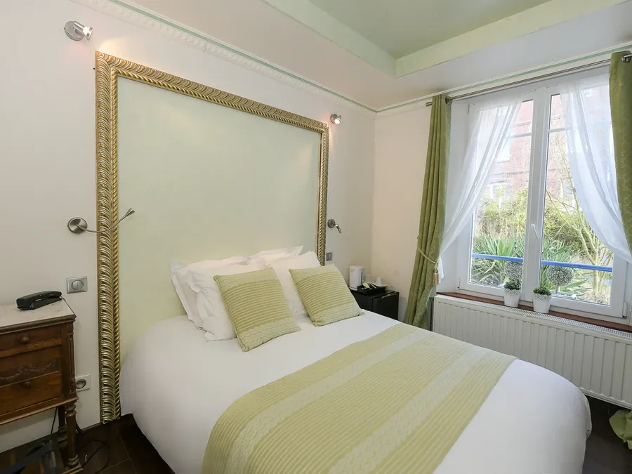 Chambre Confort élégante avec lit et vue fenêtre à l'Hôtel Villa Aultia à Ault.