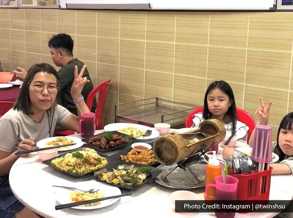 Diners enjoying seafood dishes at Hao Kee Seafood Restaurant