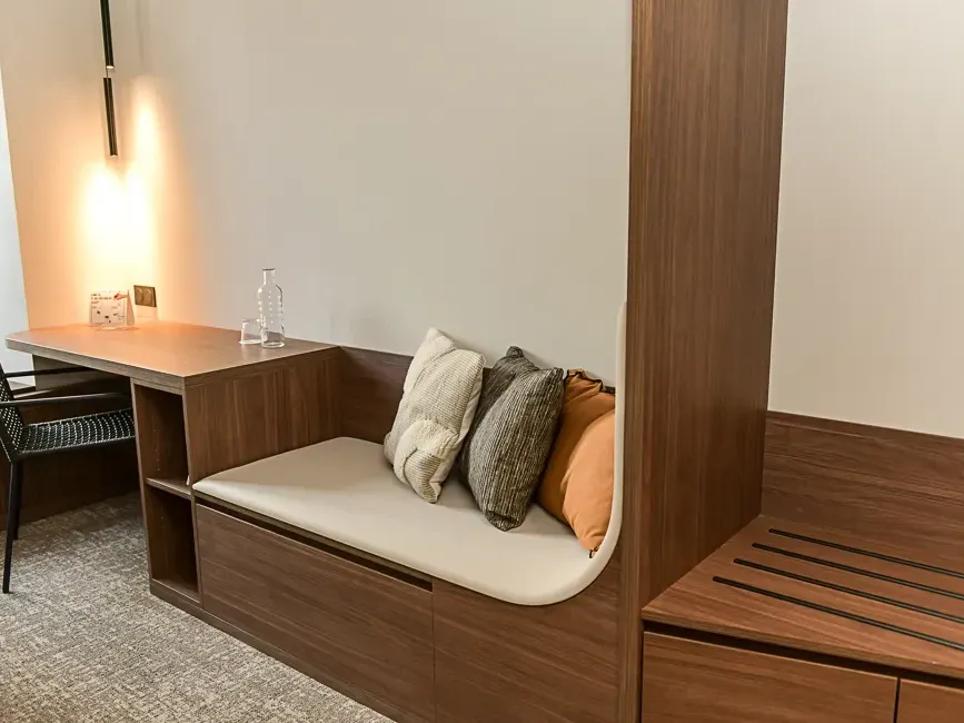 Espace assis intégré avec coussins et bureau à l'Hôtel Rivella à Clisson.